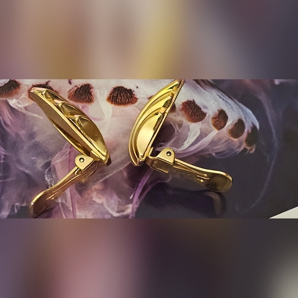 Christian Dior Polished Gold Tone Clip On Earrings - Picture 8 of 8